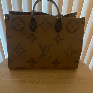 WEEKEND SALE‼️ 😇🌸🌺 Louis Vuitton OnTheGo GM